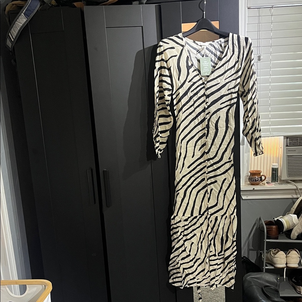 H&M Black and White Zebra Print Long Sleeve Dress